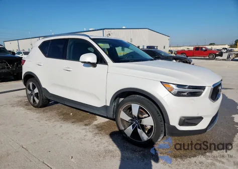 2021 Volvo Xc40 T5 Momentum z USA, uszkodzony, nr VIN YV4162UK0M2447154